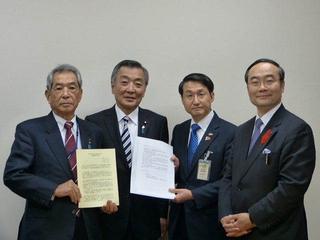 左から松浦・防府市長、自由民主党の松本・政務調査会長代理、平井・鳥取県知事、飯泉・徳島県知事