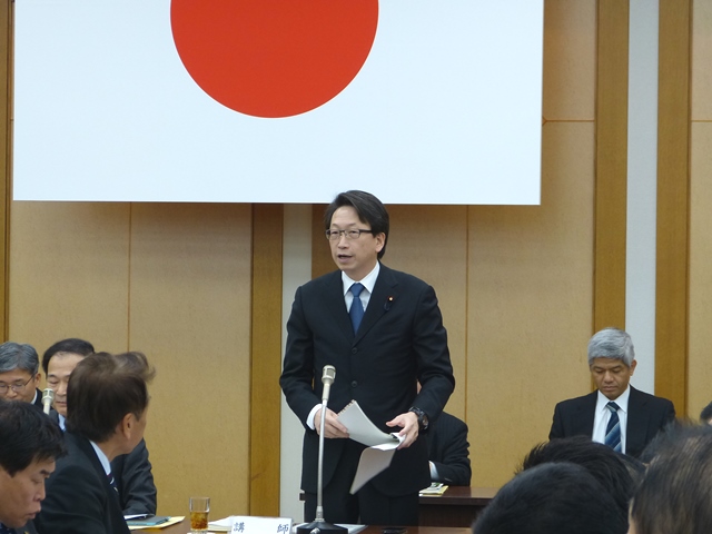 意見交換を行う平・内閣府副大臣（地方創生担当）