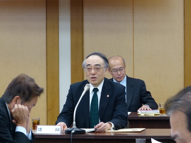講演を行う大石・総務事務次官
