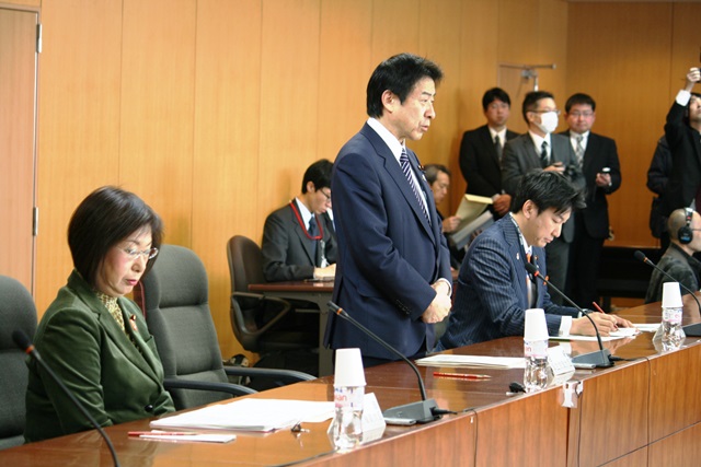 左から永岡・厚生労働副大臣、塩崎・厚生労働大臣、橋本・厚生労働大臣政務官