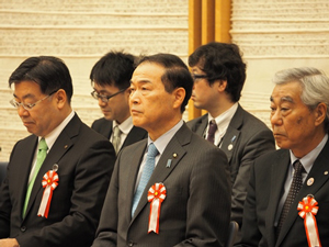 左から山田・知事会会長、森会長、河村・奥多摩町長