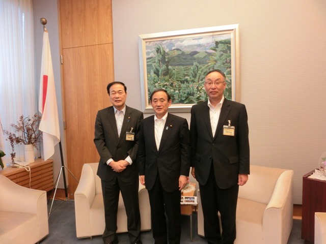 森会長、古口全国町村会副会長が菅官房長官に面会（平成27年5月8日）