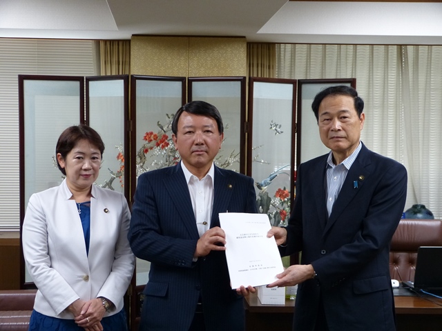 報告書、特別提言を手交する田中・座長（四日市市長）【中】、森会長【右】、小田木･座長代理（高萩市長）【左】