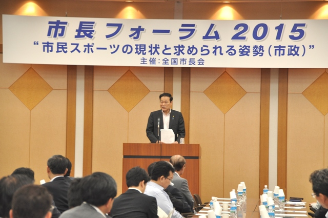 挨拶する森会長