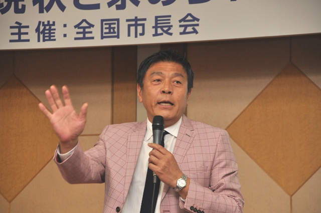 講演する青島健太氏