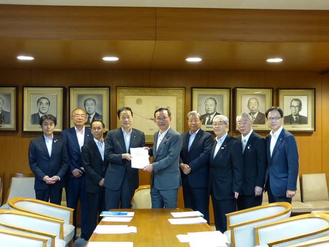 自由民主党の谷垣・幹事長に要請する正副会長