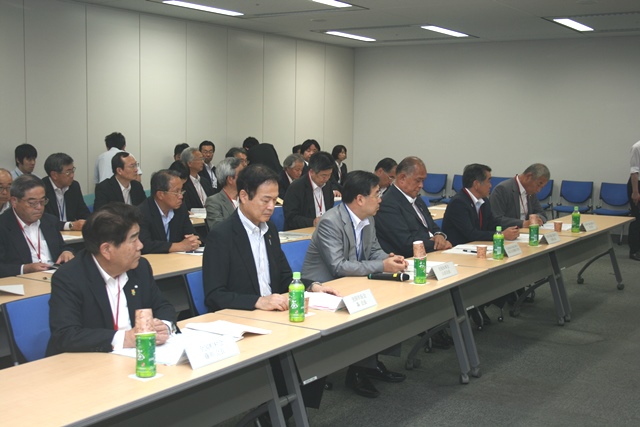 森・全国市長会会長（左から2人目）