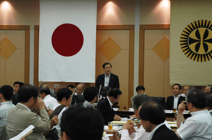 (写真) 開会のあいさつを行う森会長