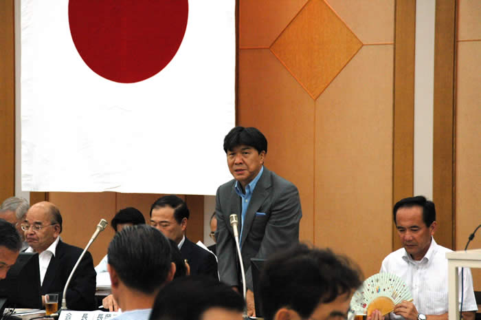 (写真)　地方行財政の課題について講演する岡本・総務事務次官