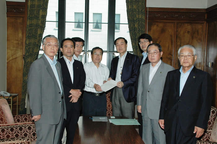 (写真)　民主党の加賀谷・総務部門会議座長に要請する正副会長