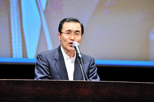 （写真）開催市挨拶の森・鹿児島市長（アップ）