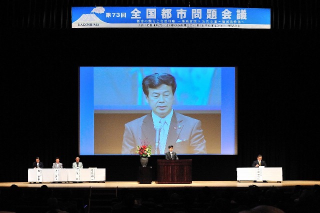 （写真）開会挨拶の母袋副会長