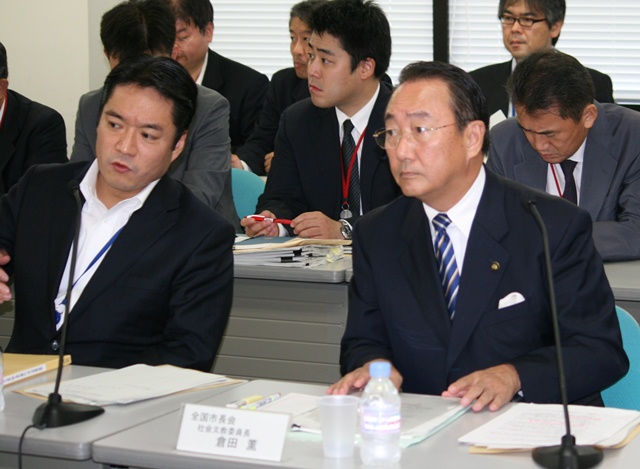 （写真）　倉田・池田市長（右）