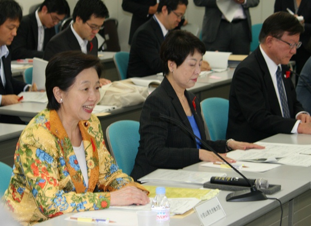 （写真）　小宮山厚生労働大臣（左）