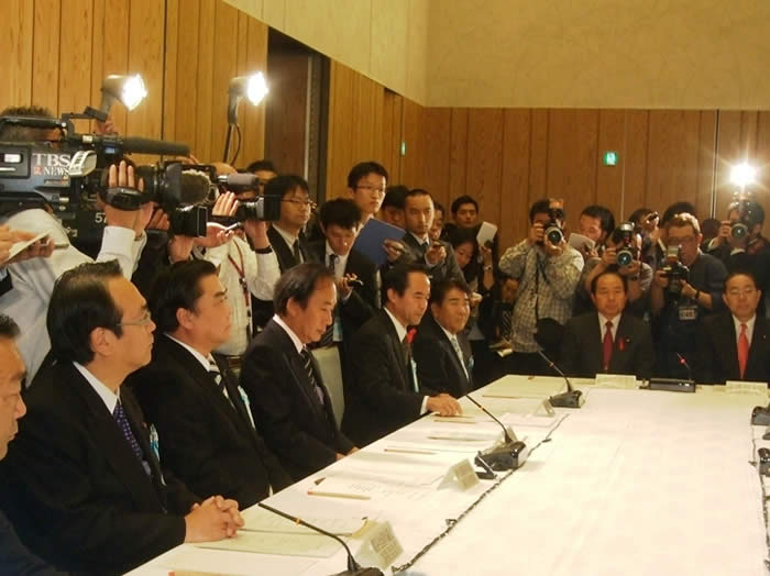 （写真）副会長の神谷安城市長は左側列の奥から2番目