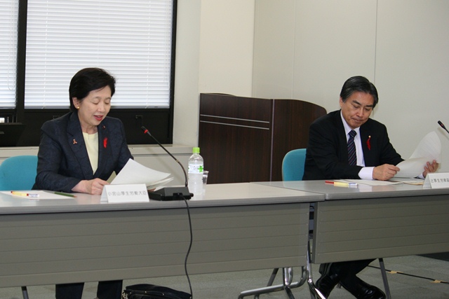 (写真)　小宮山・厚生労働大臣（左側）と辻・厚生労働副大臣