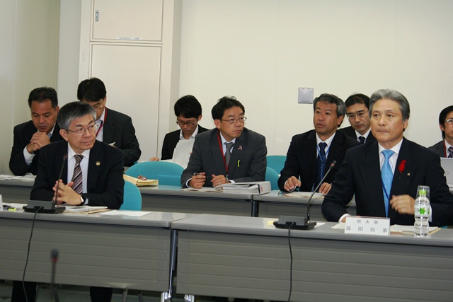 (写真)　国民健康保険対策特別委員長の岡﨑・高知市長（左側）と福田・栃木県知事