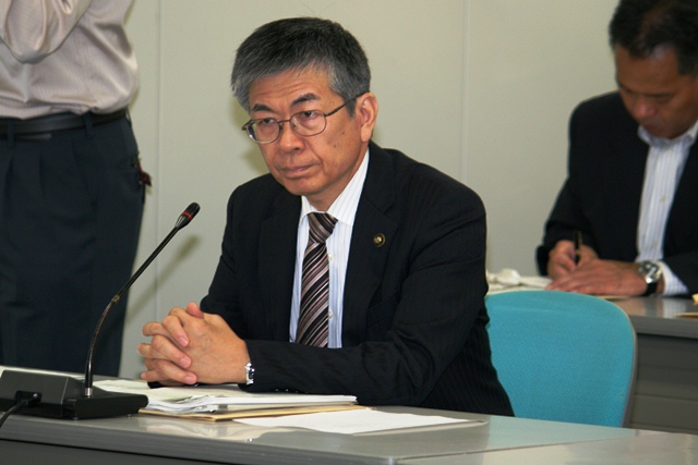 (写真)　国民健康保険対策特別委員長の岡﨑・高知市長