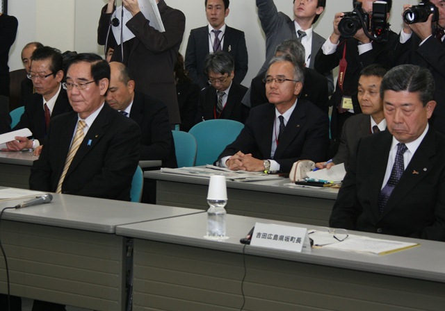 (写真)川崎・阿部市長(左)