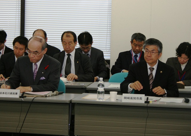 (写真)岡崎・高知市長(右)