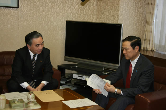 （写真）平野復興担当大臣（左）と面会する森会長（右）（全国市長会　正副会長室にて）