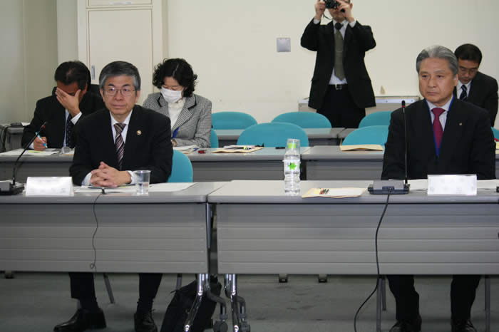 （写真）左が、岡﨑・高知市長