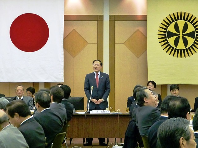 (写真)　理事・評議員合同会議で挨拶をする森会長 