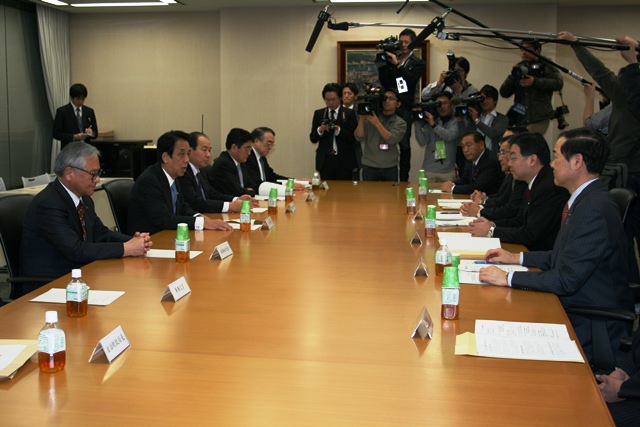 (写真)左列手前から黄川田総務副大臣、川端総務大臣、福田総務大臣政務官