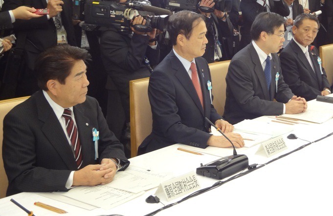 （写真）中央が森会長